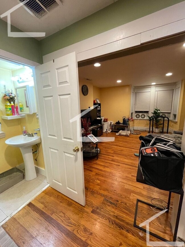 Building Photo - 293 Main St