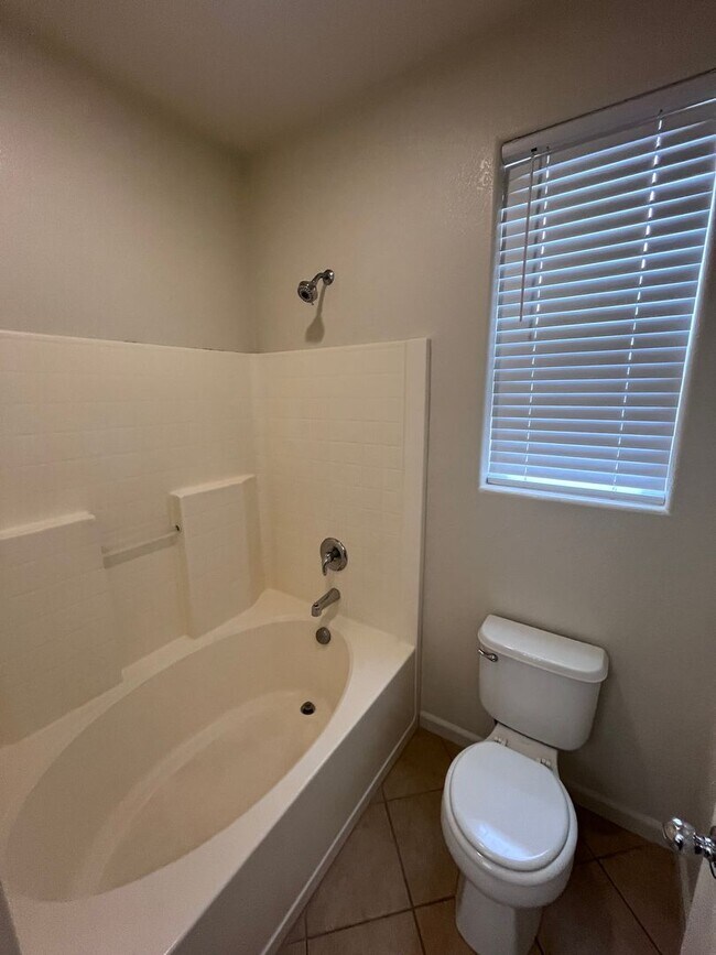Building Photo - LOVELY 3 BEDROOM HOUSE IN NEWER SUBDIVISION!!