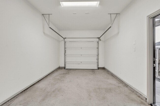 Building Photo - 204 Welland Dr