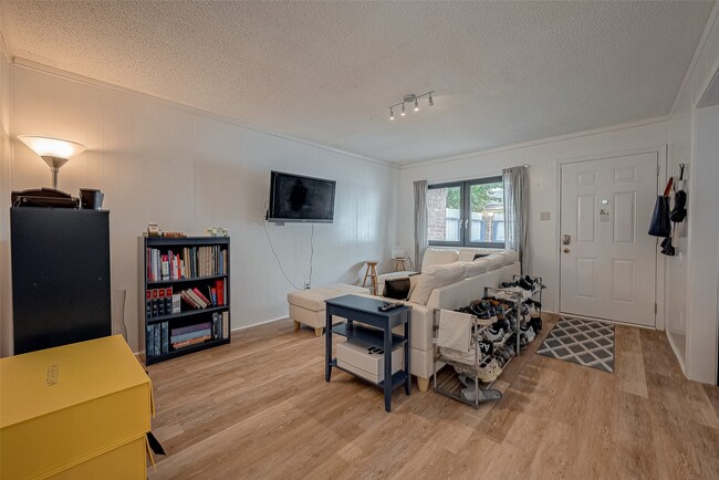 Building Photo - 12042 Mighty Oak Dr