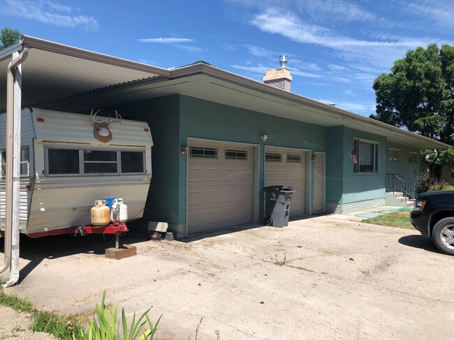 Building Photo - 3 Bed 2 Bath Single Family Home with Additional Space in Basement!