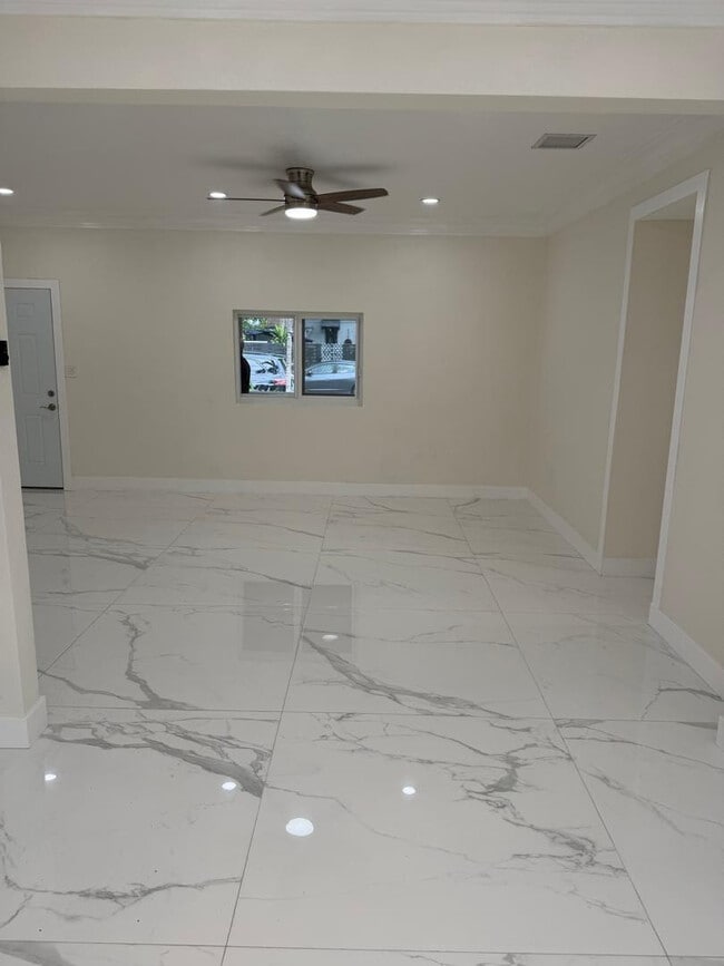 Building Photo - 6410 NW Miami Ct