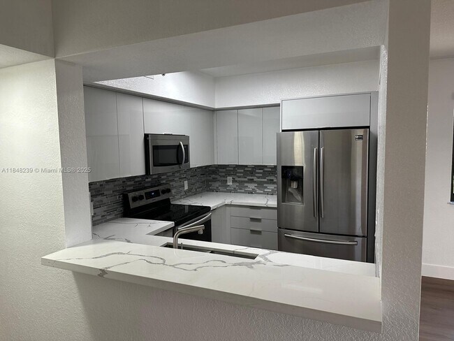 Primary Photo - 9300 Fontainebleau Blvd