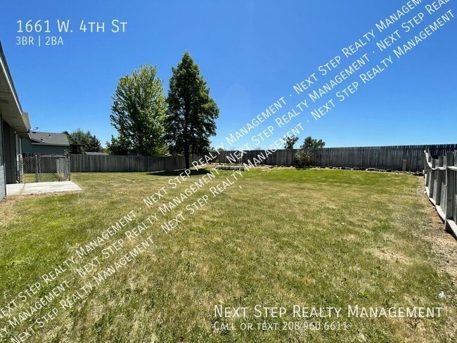 Building Photo - 1661 W 4th St