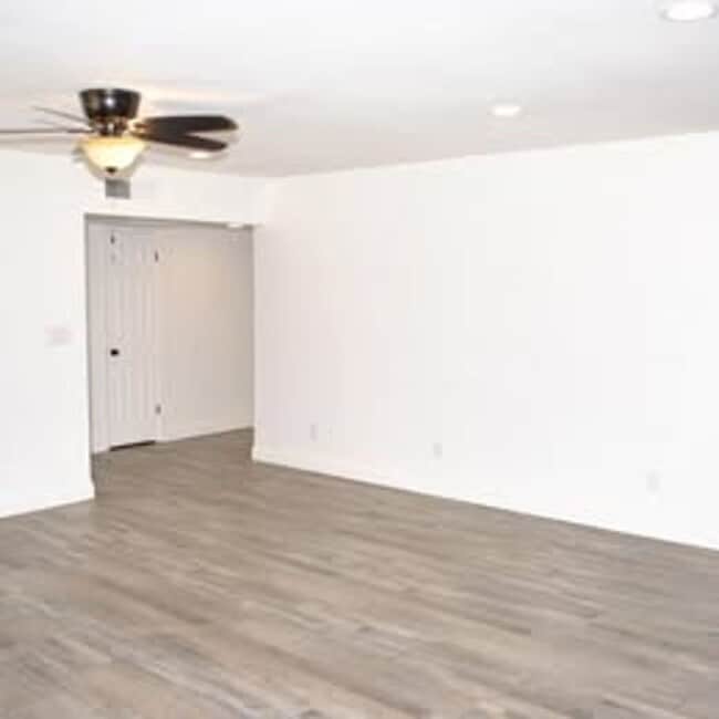 Building Photo - 3 BEDROOM 2 BATHS WITH A POOL FREE RENT OAC  MTM AVAILABLE