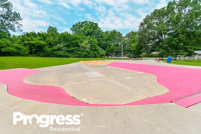 Building Photo - 4258 Ravenwood Dr N