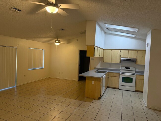 Building Photo - READY TO MOVE INTO 3/2/2 WITH IDEAL LOCATION!!!!