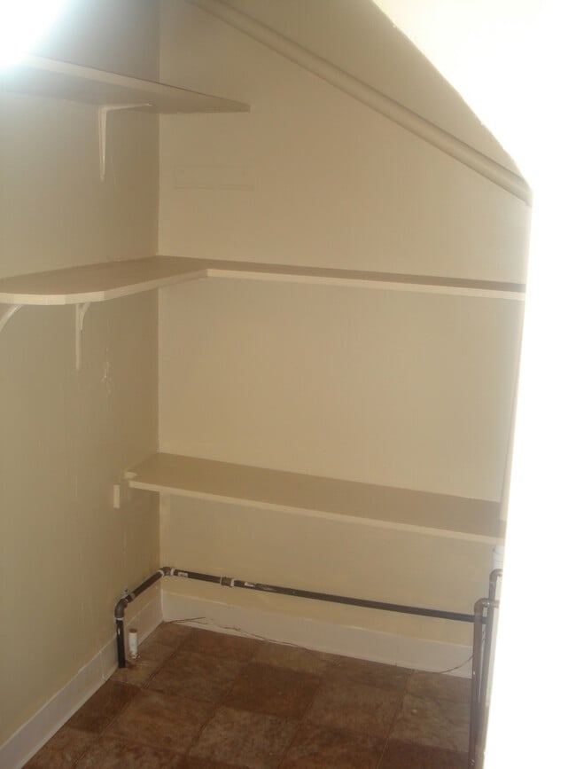 Building Photo - 206 Burr