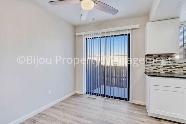 Building Photo - Completely Renovated Townhome