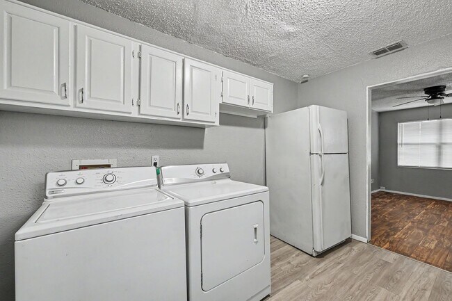 Building Photo - SPACIOUS! LOCATION!