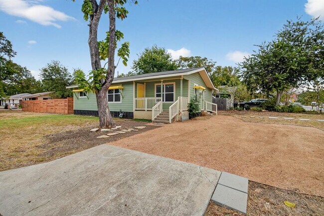 Building Photo - 515 W 8th St