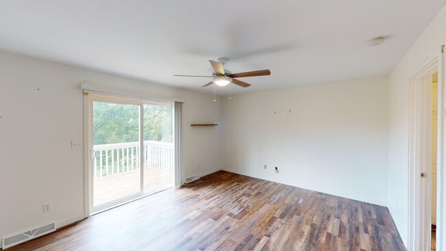 Building Photo - 4 Bedroom 3.5 bath Home outside of Viola A...