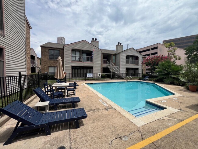 Building Photo - 2025 Augusta Dr