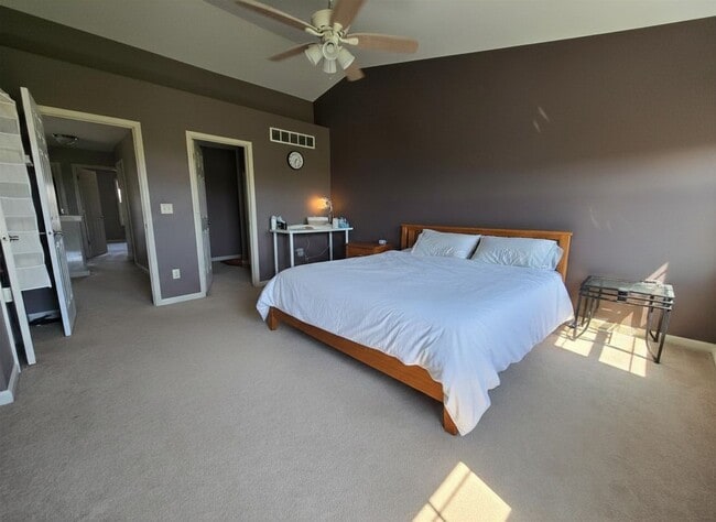 Building Photo - 3 Bedroom Duplex in Normal!