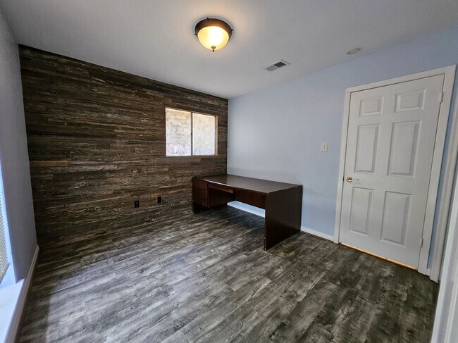 Building Photo - 1515 Desert Quail Ln