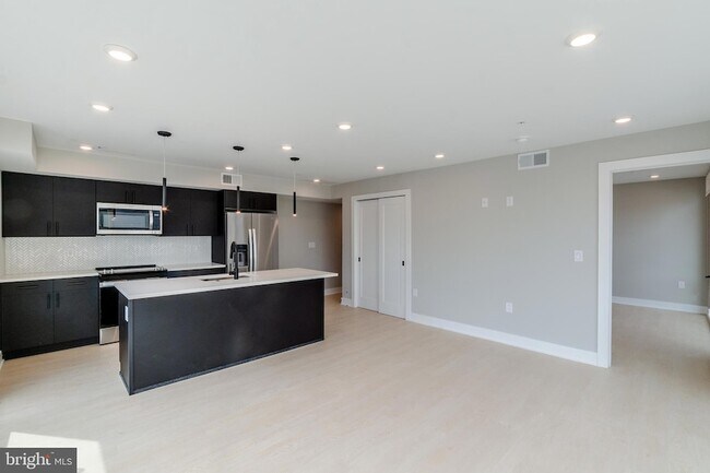 Building Photo - 6604 Ridge Ave