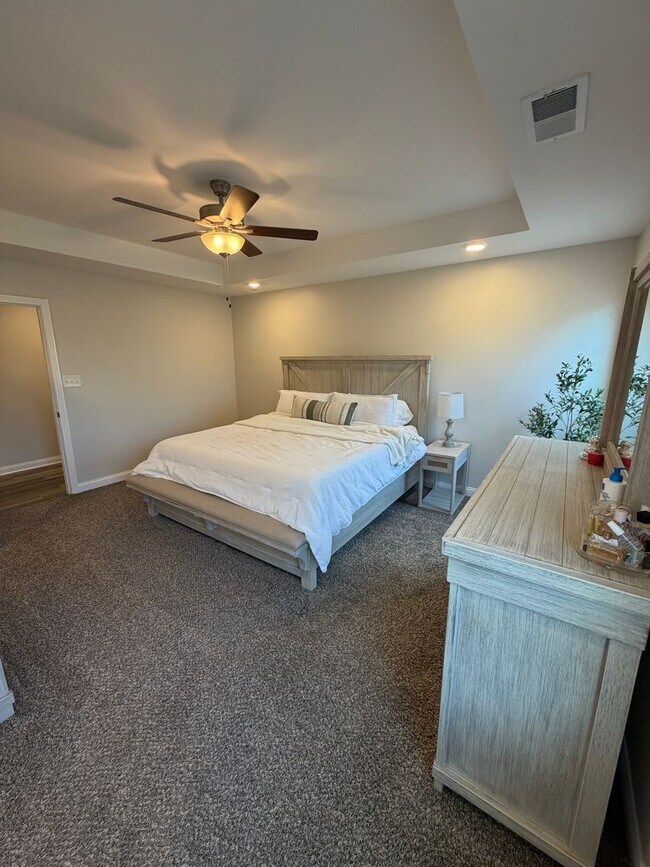 Building Photo - 3 Bedroom 2 1/2 Bath Home For Rent Near Post!