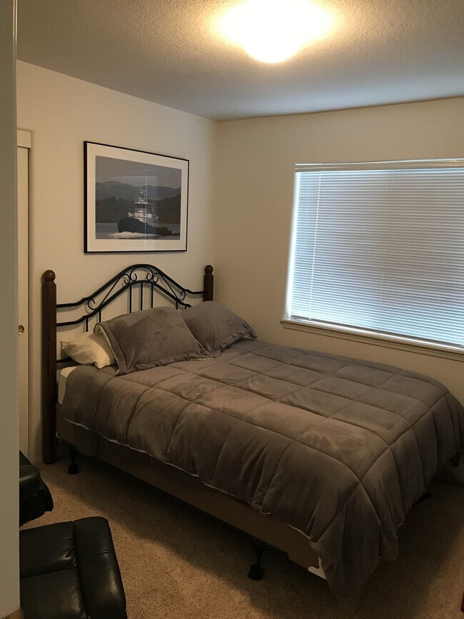 Building Photo - 8419/8421 NE 56th Street