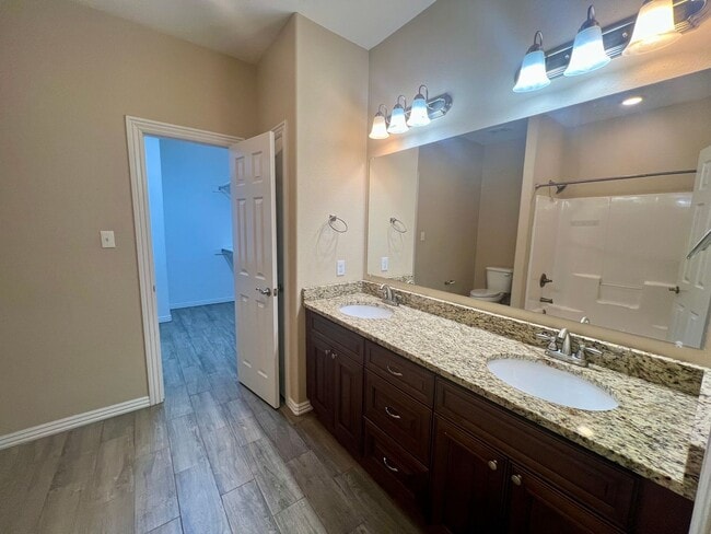 Building Photo - 3B/2.5B Spacious Townhome with Fenced Back...