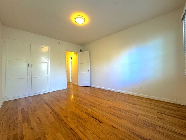 Building Photo - Top Floor Hollywood 1Bed/1Bath with Parkin...