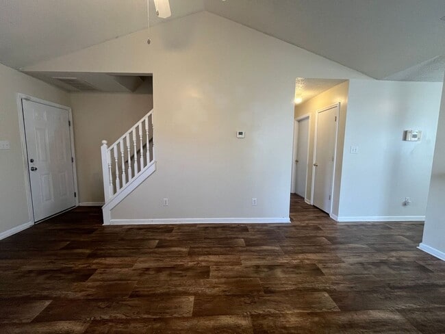 Building Photo - End Unit Townhouse, 3 Bed, 3 Bath