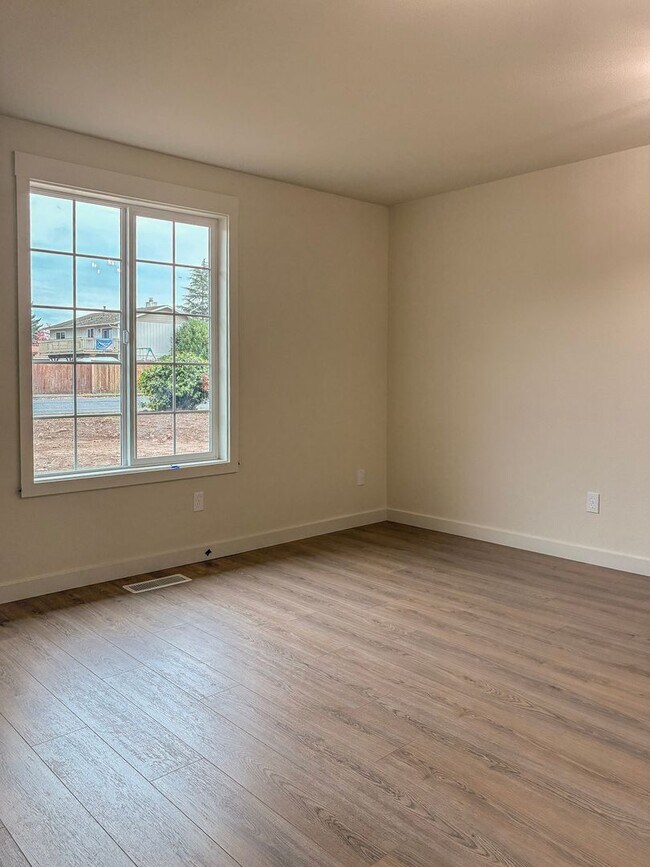 Building Photo - 3 Bedroom 2 Bath in Scappoose- Do Not Miss...