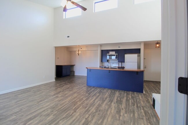 Building Photo - Top floor completely remodeled condo with open concept, vaulted ceilings and an electric fireplace!