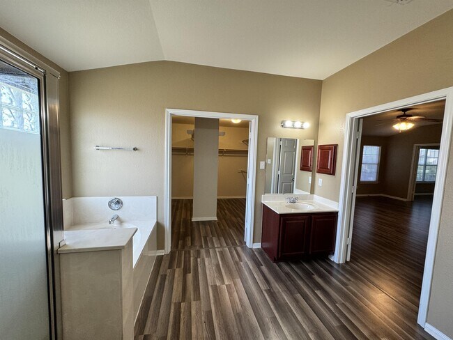 Building Photo - 418 W Iowa Dr