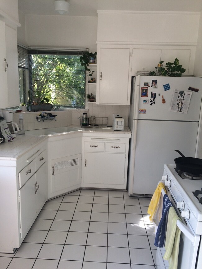 Kitchen (set 1) - 4222 Jasmine Ave