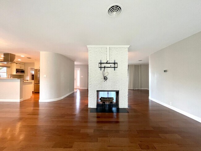 Building Photo - AVAIL IN AUGUST- Immaculate, 3/2 Home in M...