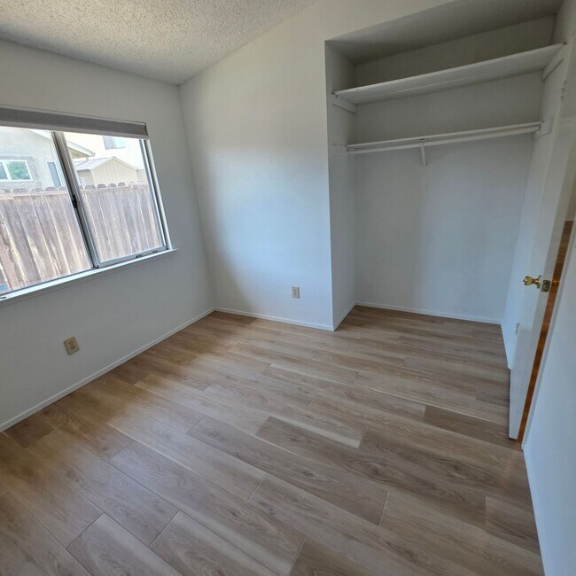 Building Photo - 3bd/2ba Single Story, Fresh Updates, Huge Backyard