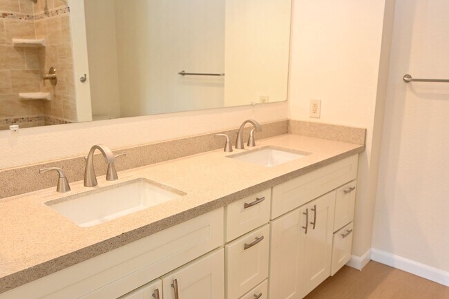 Building Photo - Nicely upated 2 Story Townhouse at Mansion Park with 2 Master Suites.