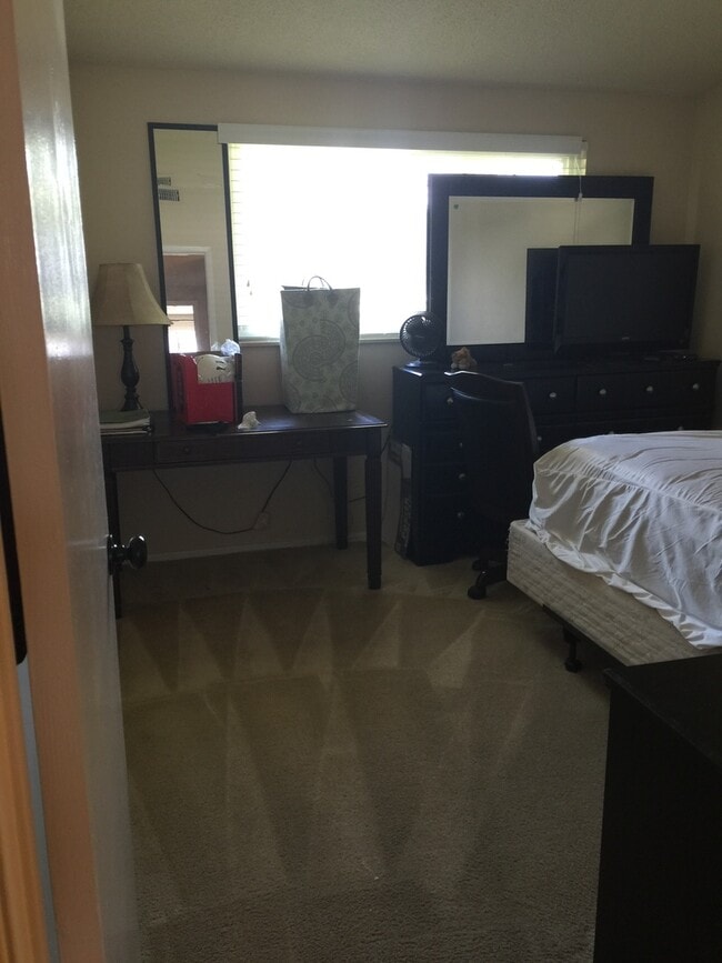 Building Photo - 936 E Collins Ave