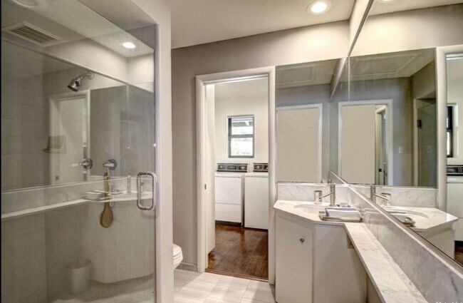 Building Photo - Elegant Fully Renovated 3/3 in Fair Oaks!