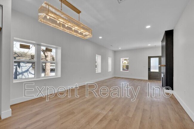 Building Photo - 1720 34th Pl N