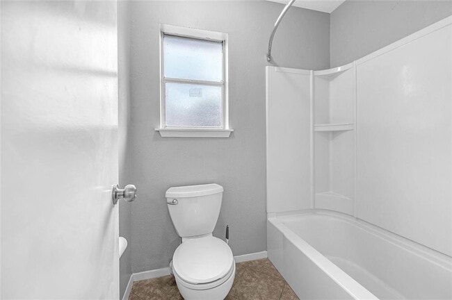 Building Photo - 2110 Highland Hills Dr