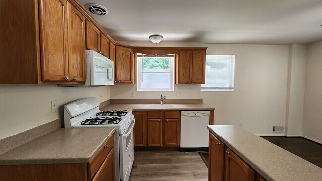 Building Photo - Arlington 3 Level Rowhouse
