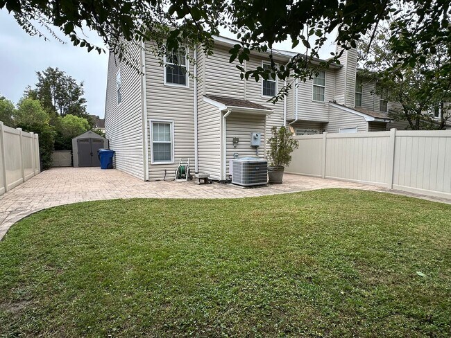 Building Photo - End Unit Townhouse for Rent