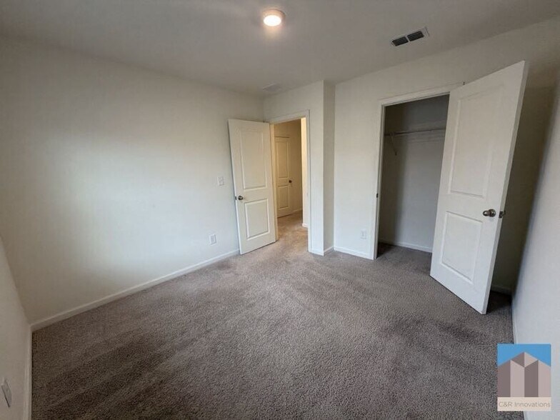 Building Photo - 3530 Condor Ct SW