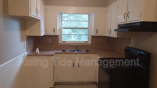 Building Photo - 1854 Edgehill Dr
