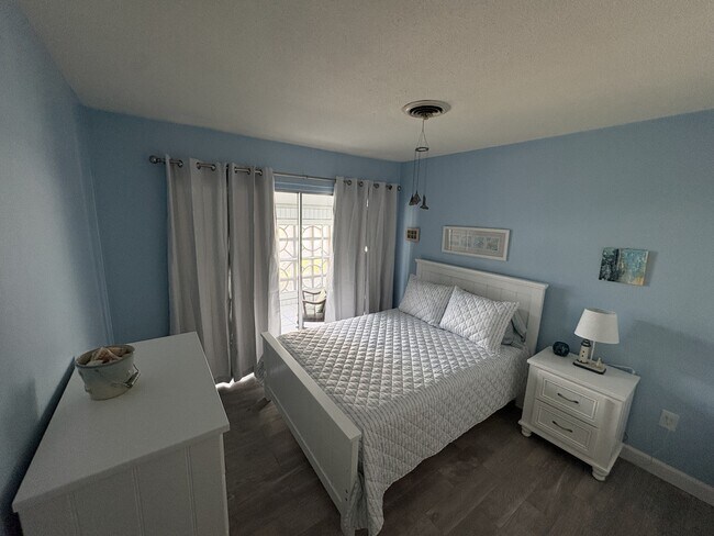 Building Photo - 1205 Tarpon Center Dr