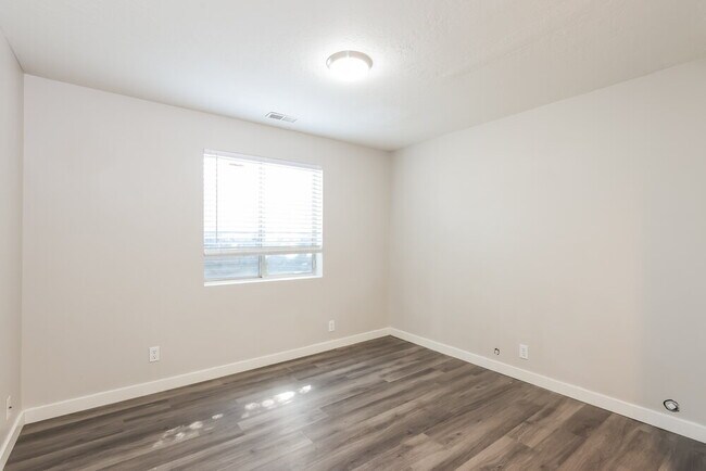 Building Photo - 5902 Woodview Dr