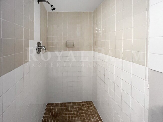 Building Photo - 1615 Evans Ave