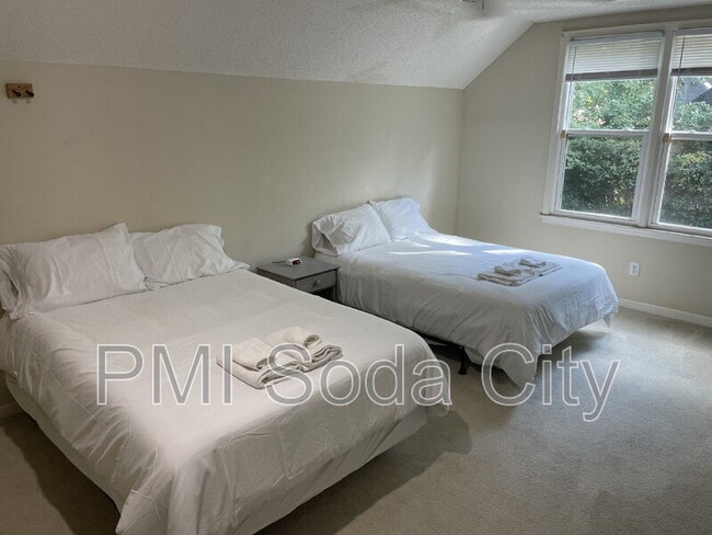 Building Photo - 10 Old Woodlands Ct