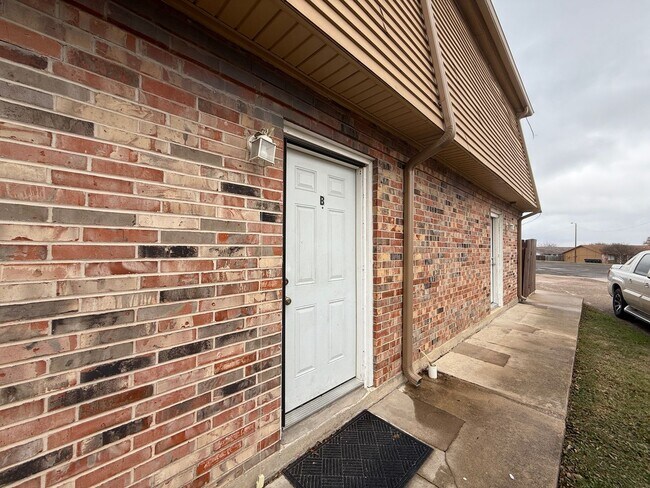 Building Photo - 2304 Wales Cir