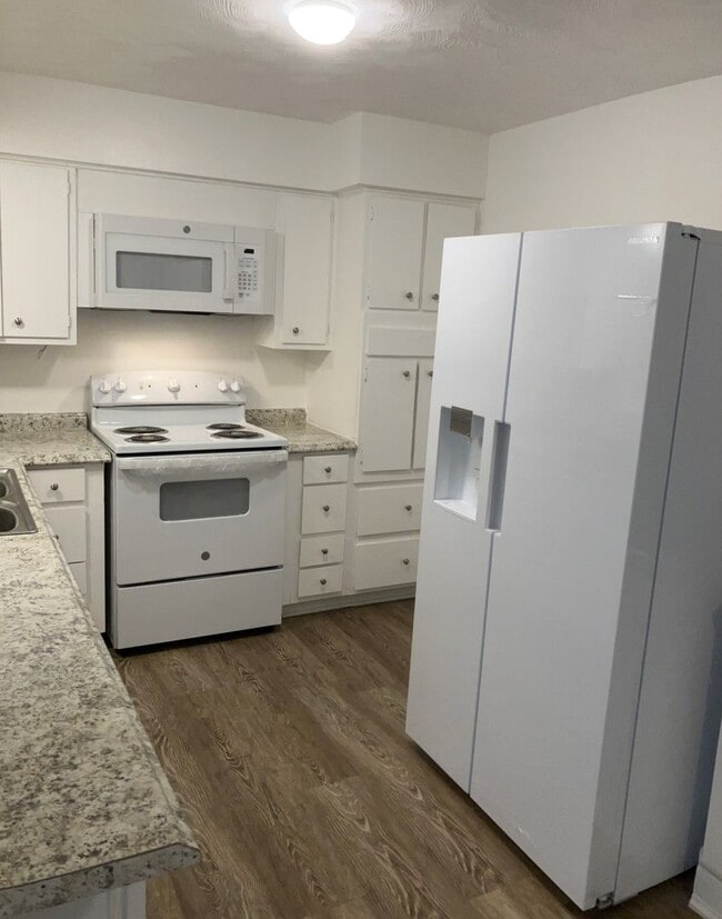 Building Photo - 3 bed 2 bath Home