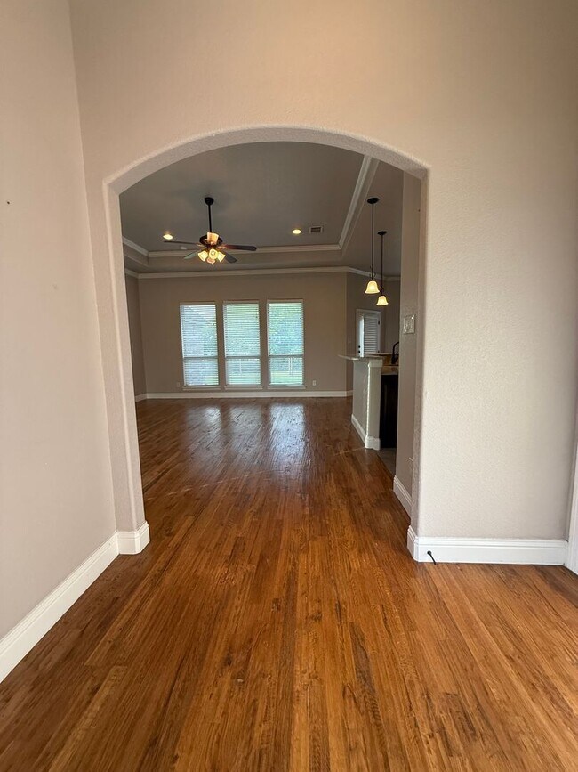 Building Photo - 3/2/2 - WATER + LAWN CARE Included + COMMUTER FRIENDLY