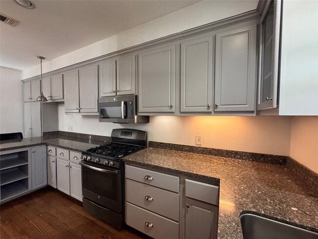 Building Photo - 208 E 38th St