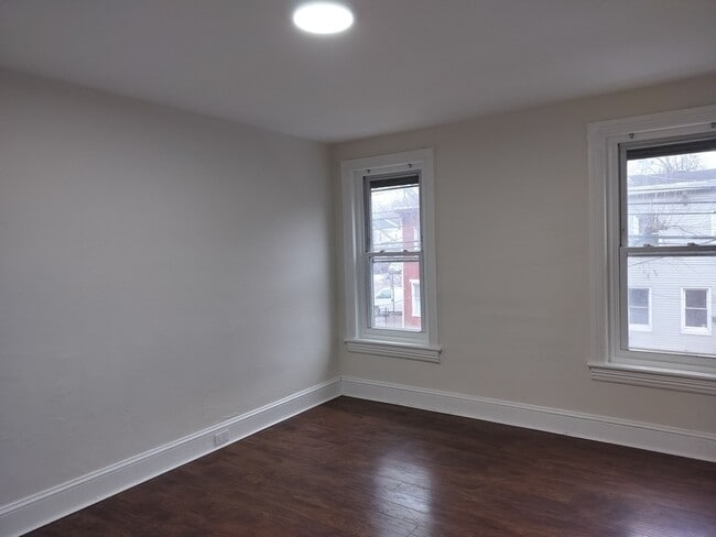 Building Photo - 547 Centre St