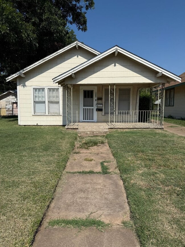 Building Photo - 2 Bedroom 1 bath - Water Included